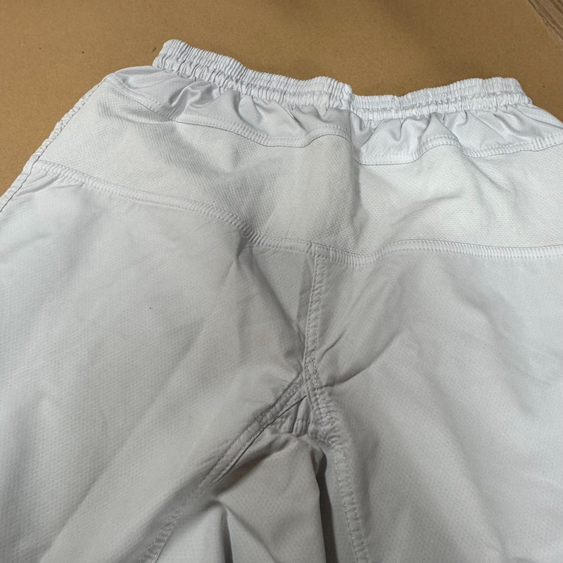 Detailansicht: Sourced limited accessories and clothes Adidas WKF Olympia baggy white track pants – Logo, Nähte oder Material