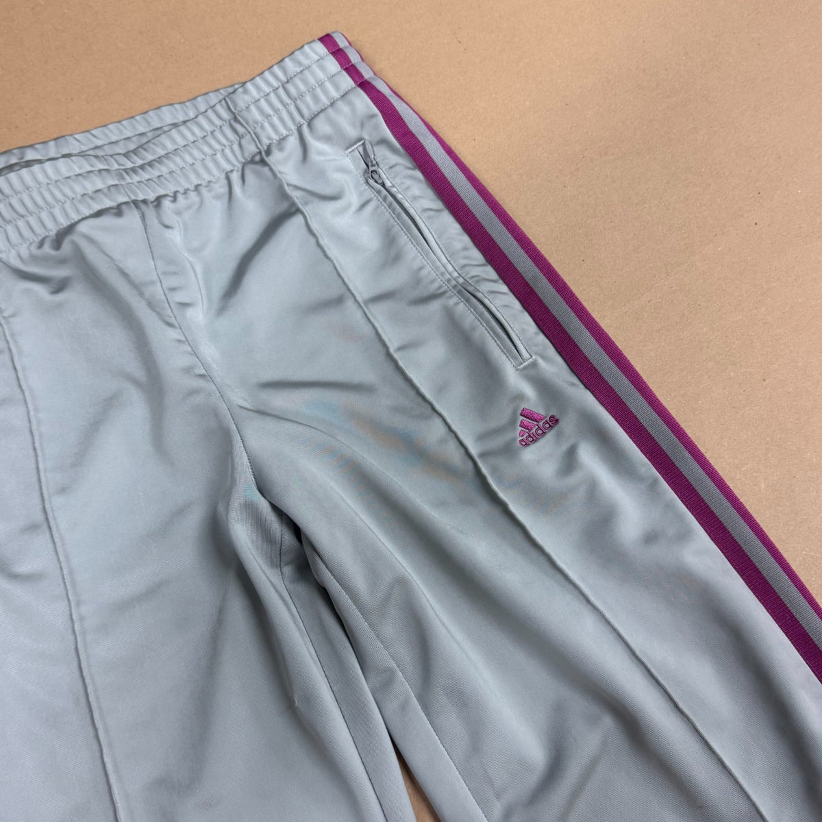 Adidas Y2K grey Firebird track pants – Close-up 1
