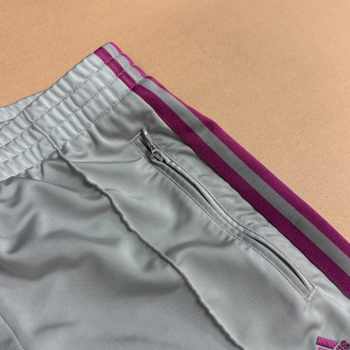 Adidas Y2K grey Firebird track pants – Close-up 3