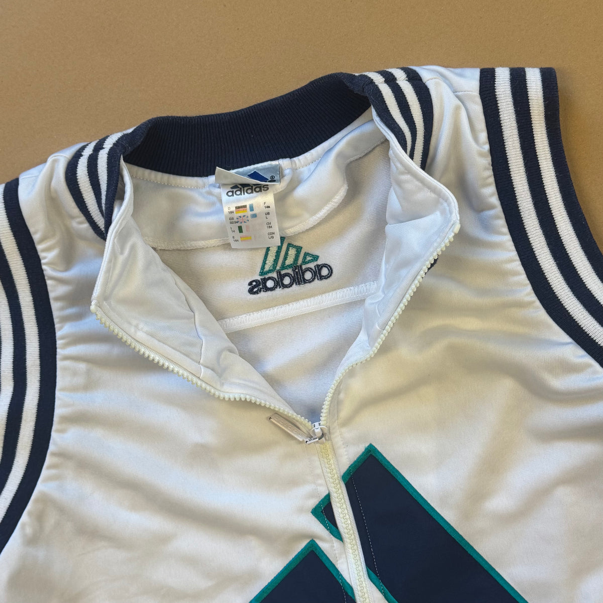 Adidas zipped vest – Close-up 1
