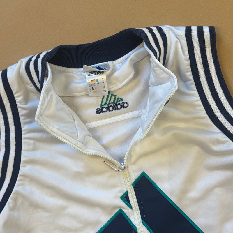 Detailansicht: Sourced limited accessories and clothes Adidas zipped vest – Logo, Nähte oder Material