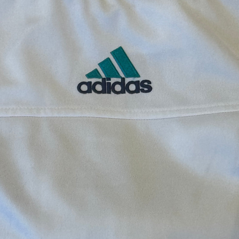 Detailansicht: Sourced limited accessories and clothes Adidas zipped vest – Logo, Nähte oder Material