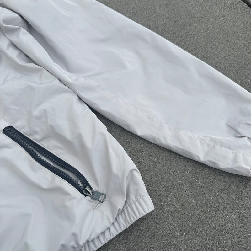 Detailansicht: Sourced limited accessories and clothes Aeronautica Militare Italian Airforce rain jacket – Logo, Nähte oder Material
