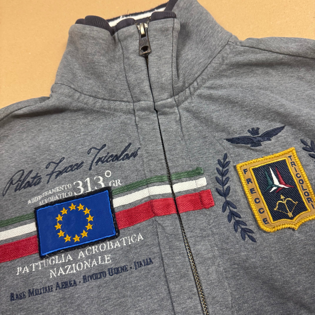 Aeronautica Militare vintage grey zip-up – Close-up 1