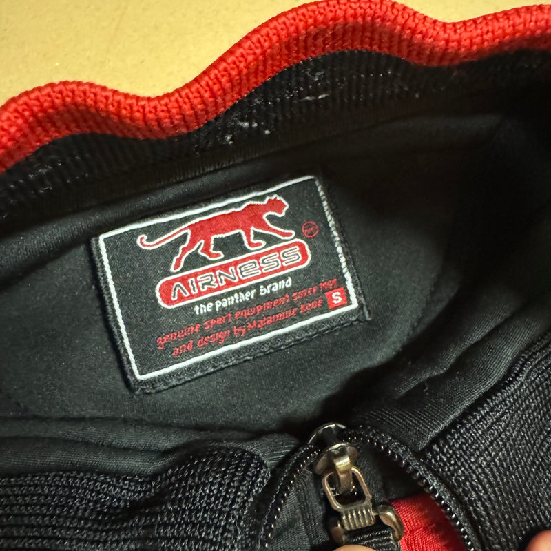 Detailansicht: Sourced limited accessories and clothes Airness 70s seventies black track jacket – Logo, Nähte oder Material