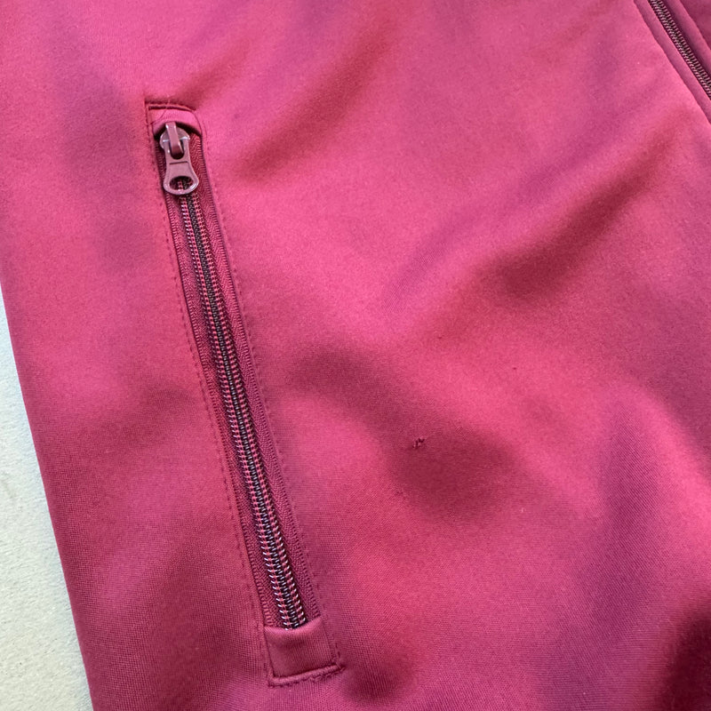 Detailansicht: Sourced limited accessories and clothes Airness burgundy streetwear football track jacket – Logo, Nähte oder Material