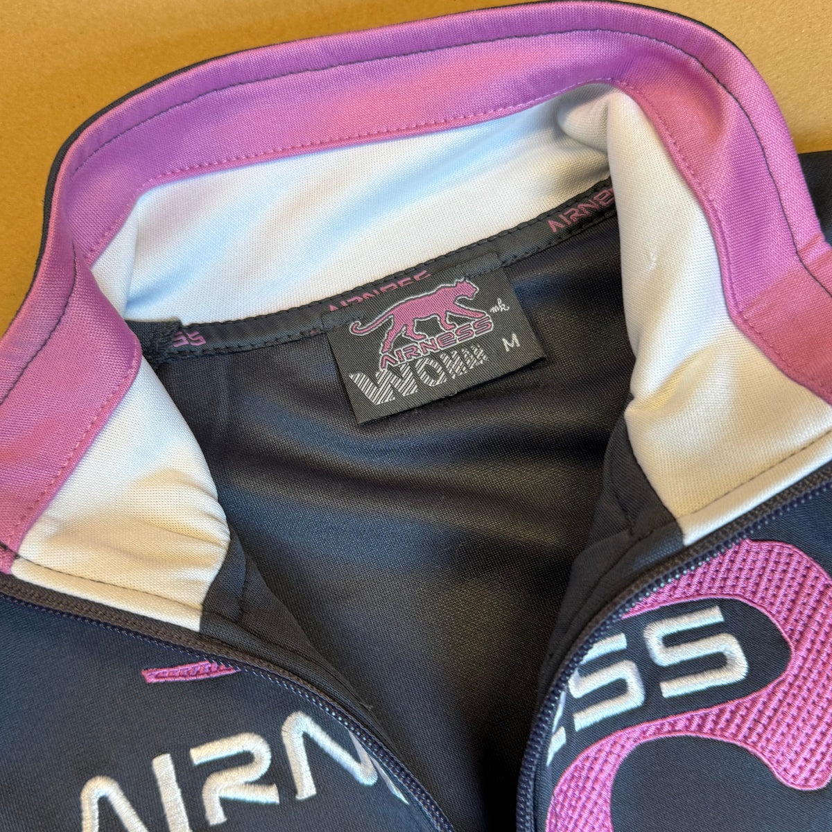 Airness grey and pink women's track jacket – Close-up 3