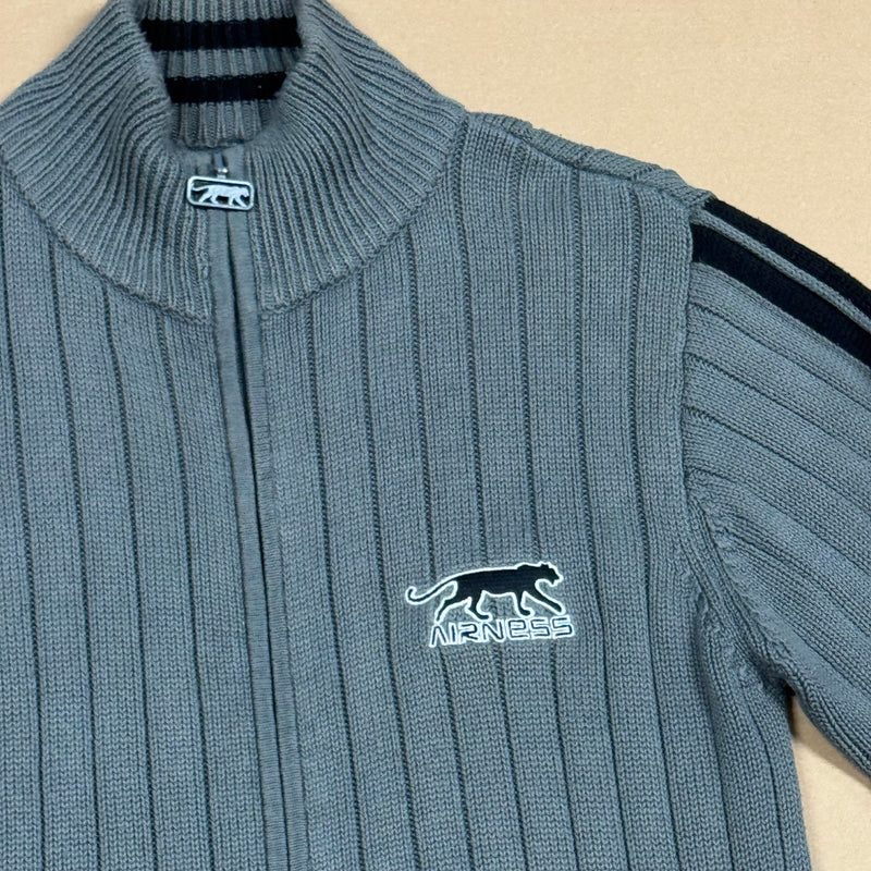 Detailansicht: Sourced limited accessories and clothes Airness grey zip-up – Logo, Nähte oder Material