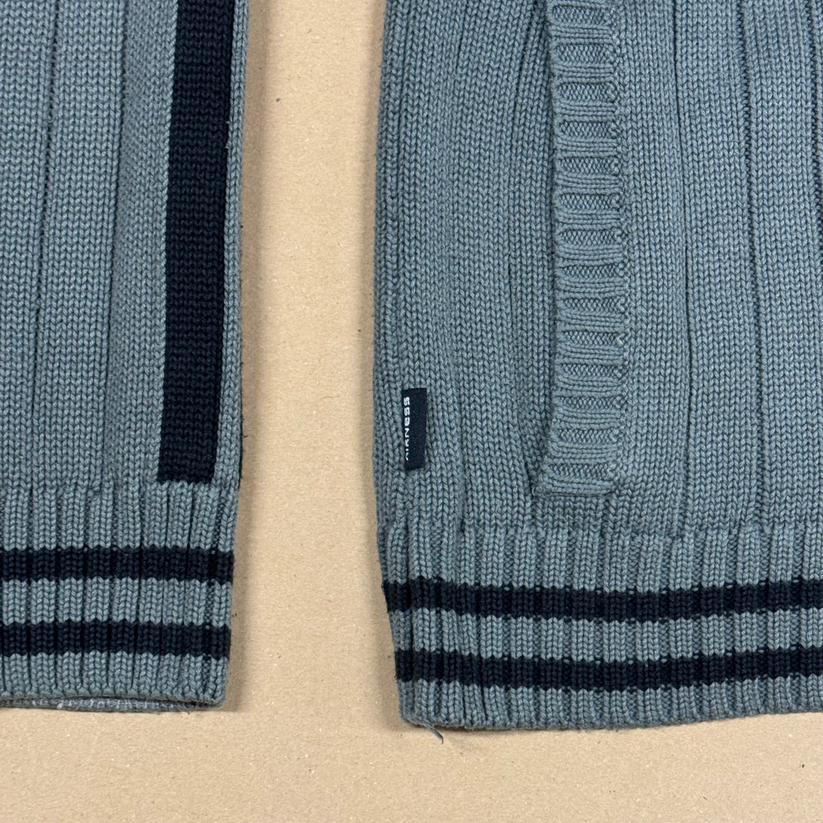 Airness grey zip-up – Close-up 2