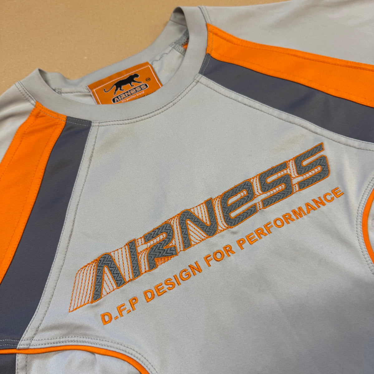 Airness Performance streetwear t-shirt – Close-up 1