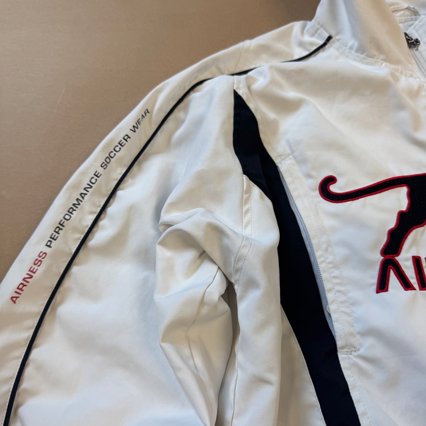 Airness Performance white oversize rain jacket – Close-up 1