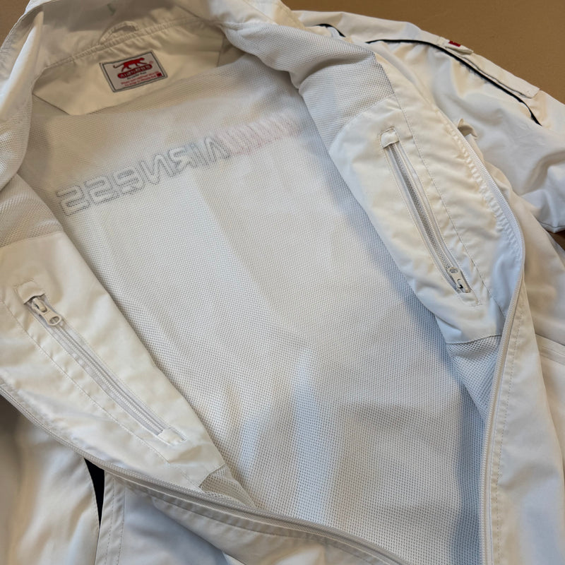 Detailansicht: Sourced limited accessories and clothes Airness Performance white oversize rain jacket – Logo, Nähte oder Material