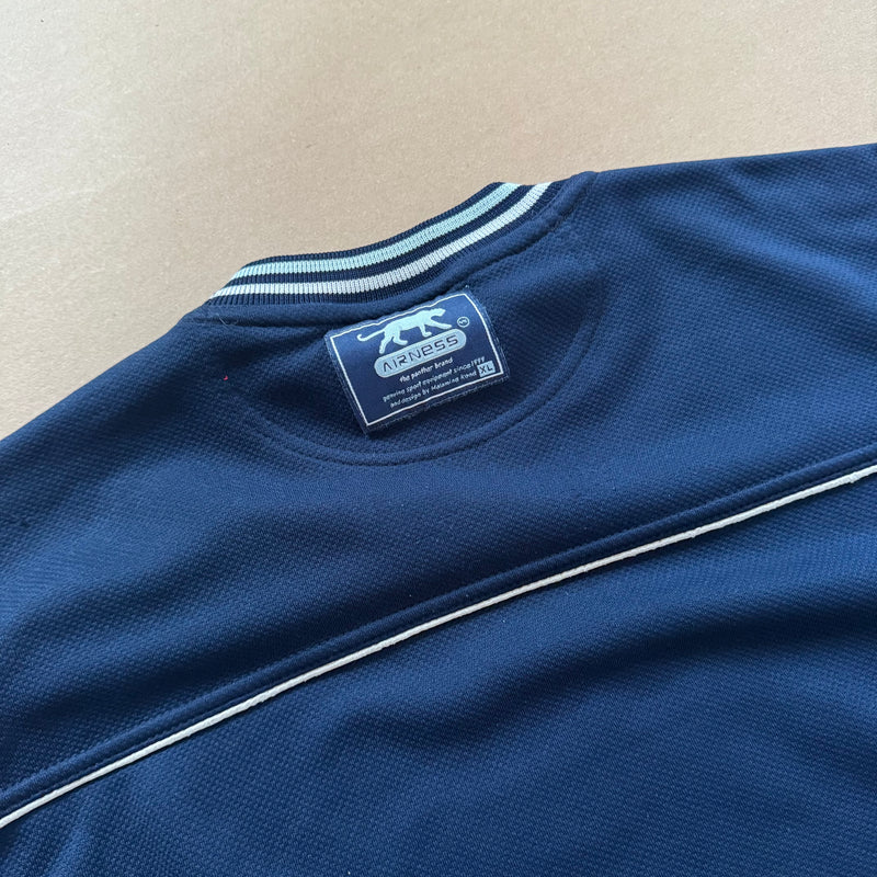 Detailansicht: Sourced limited accessories and clothes Airness retro 2000s streetwear sweatshirt – Logo, Nähte oder Material
