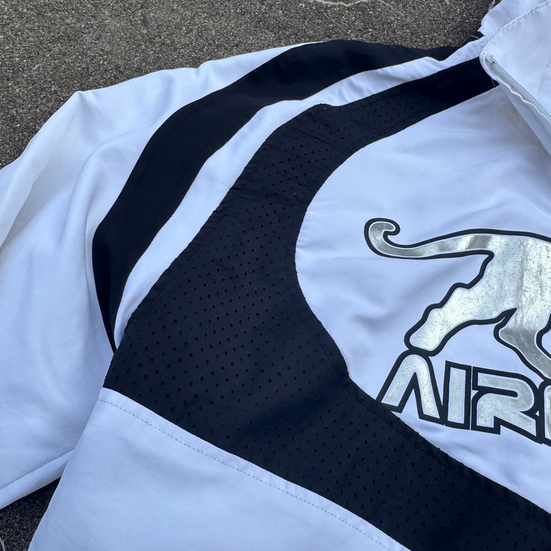Detailansicht: Sourced limited accessories and clothes Airness silver panther streetwear track jacket – Logo, Nähte oder Material