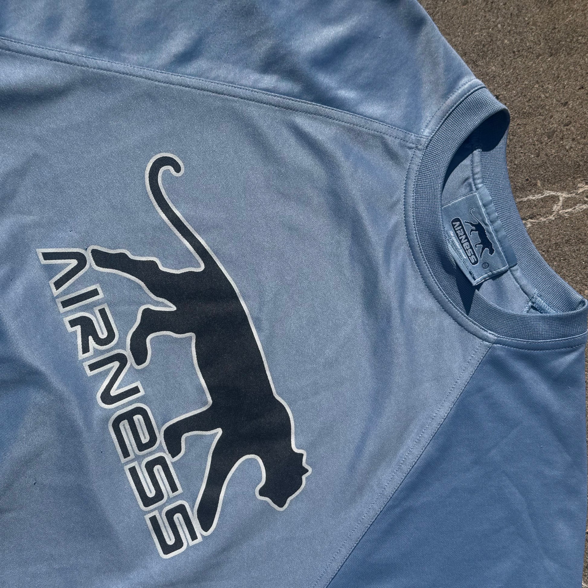 Airness sky blue streetwear 00s T-shirt – Close-up 1