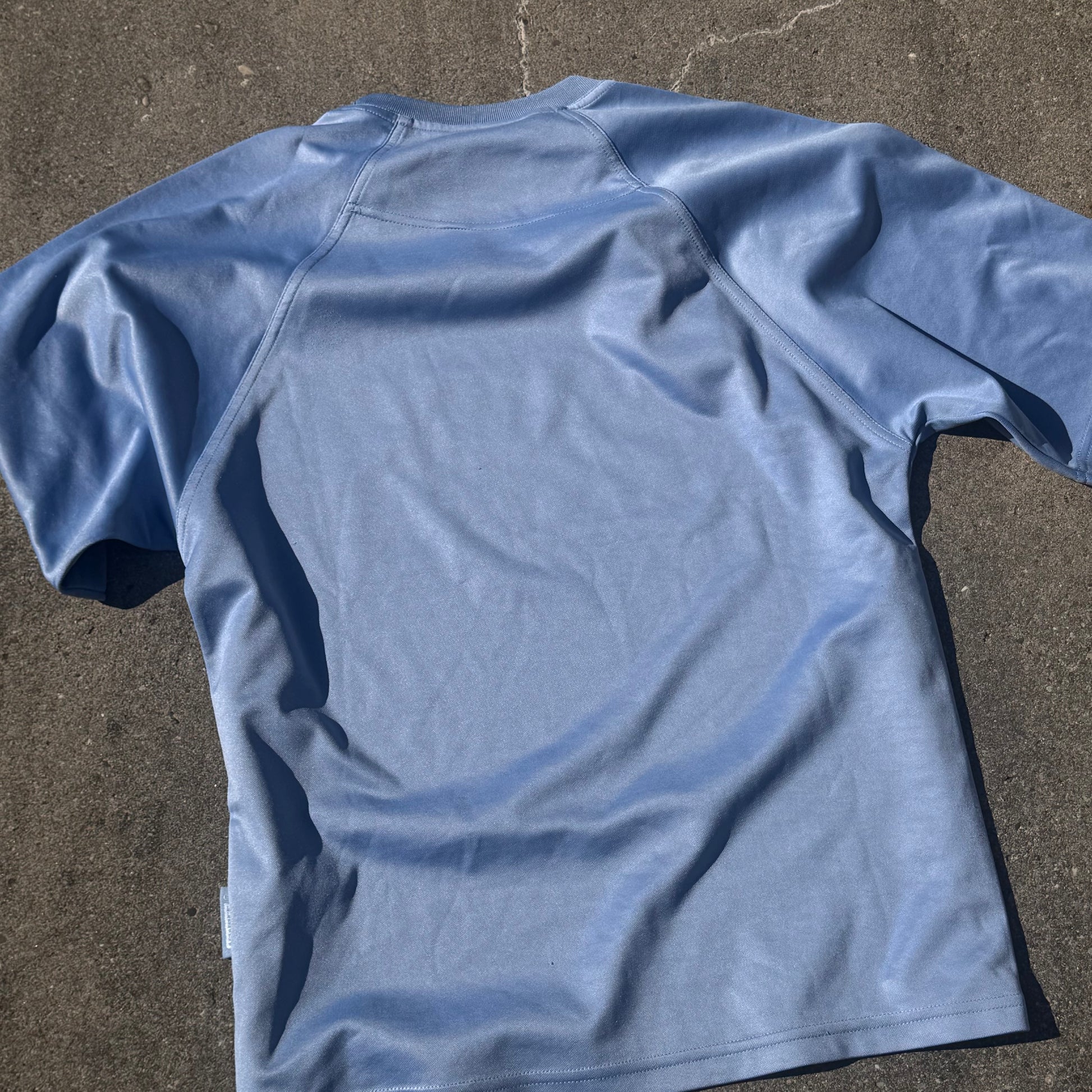 Airness sky blue streetwear 00s T-shirt – Close-up 3