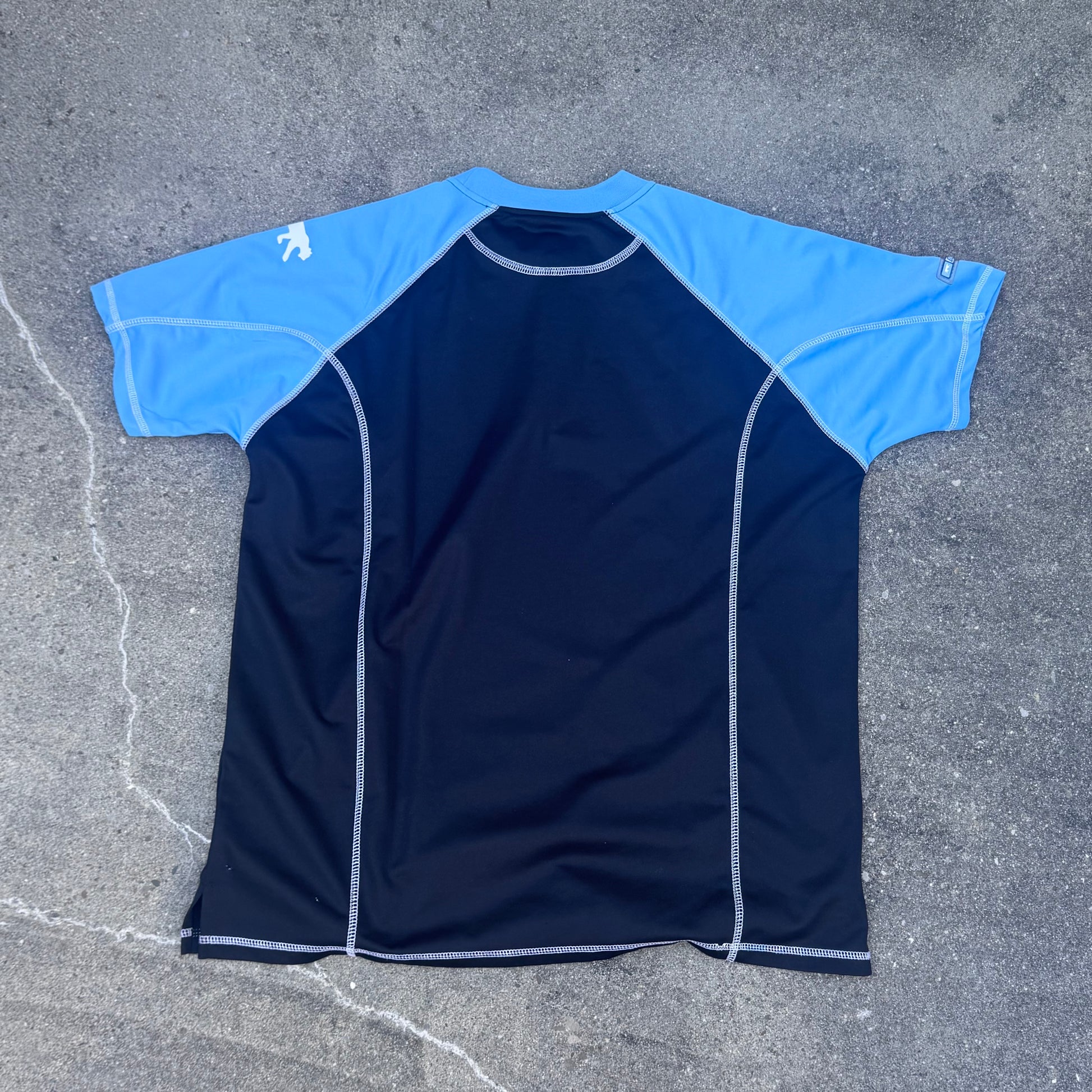 Airness streetwear 00s black t-shirt – Close-up 3