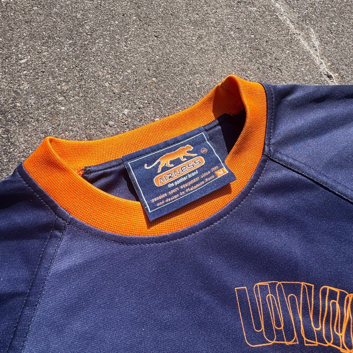 Airness streetwear 00s blue and orange T-shirt – Close-up 1