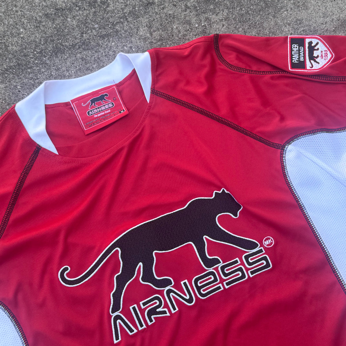 Airness streetwear 00s red T-shirt – Close-up 1