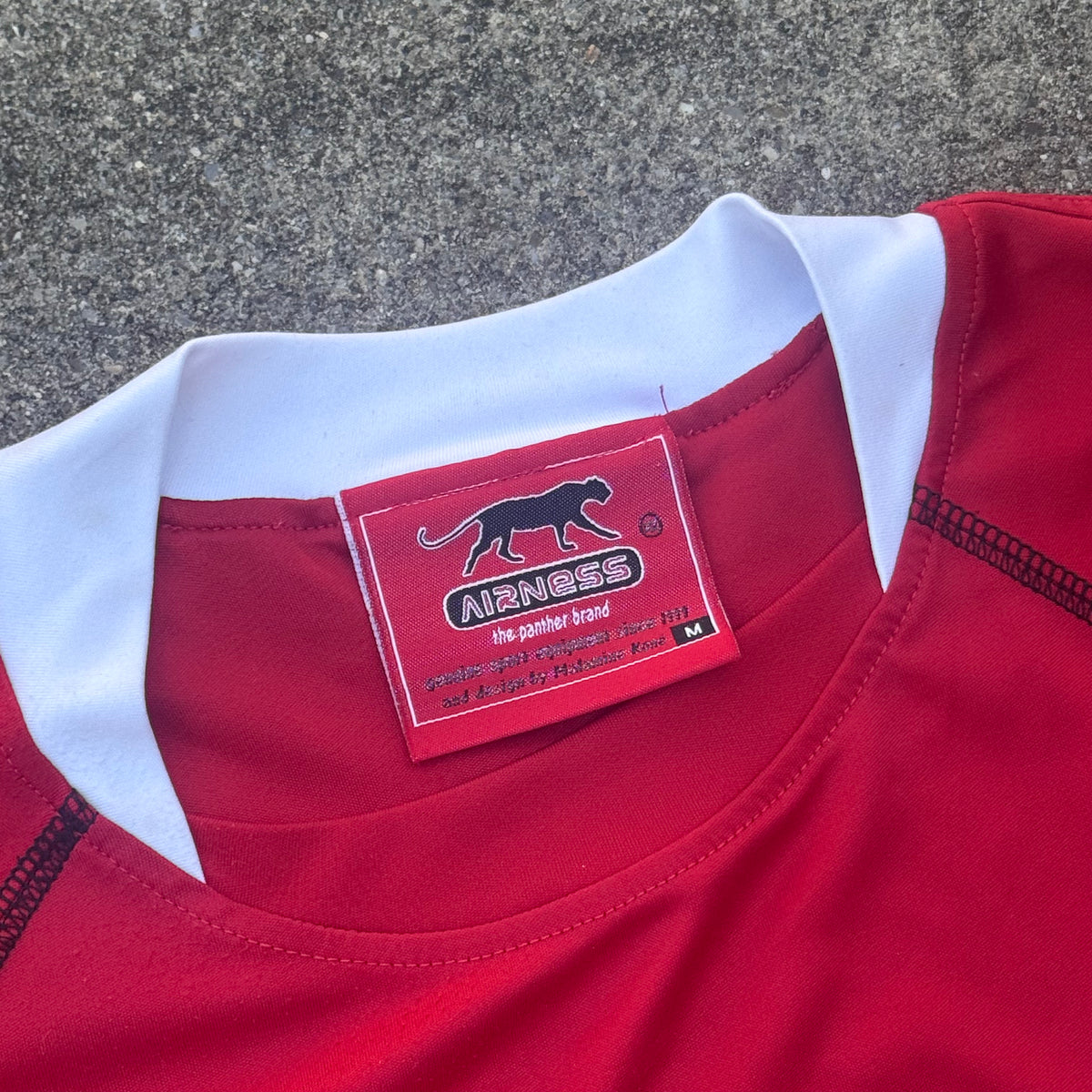 Airness streetwear 00s red T-shirt – Close-up 2