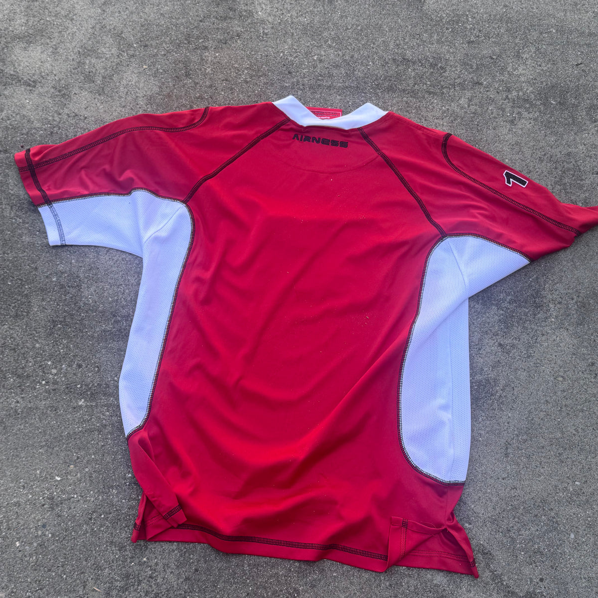 Airness streetwear 00s red T-shirt – Close-up 3