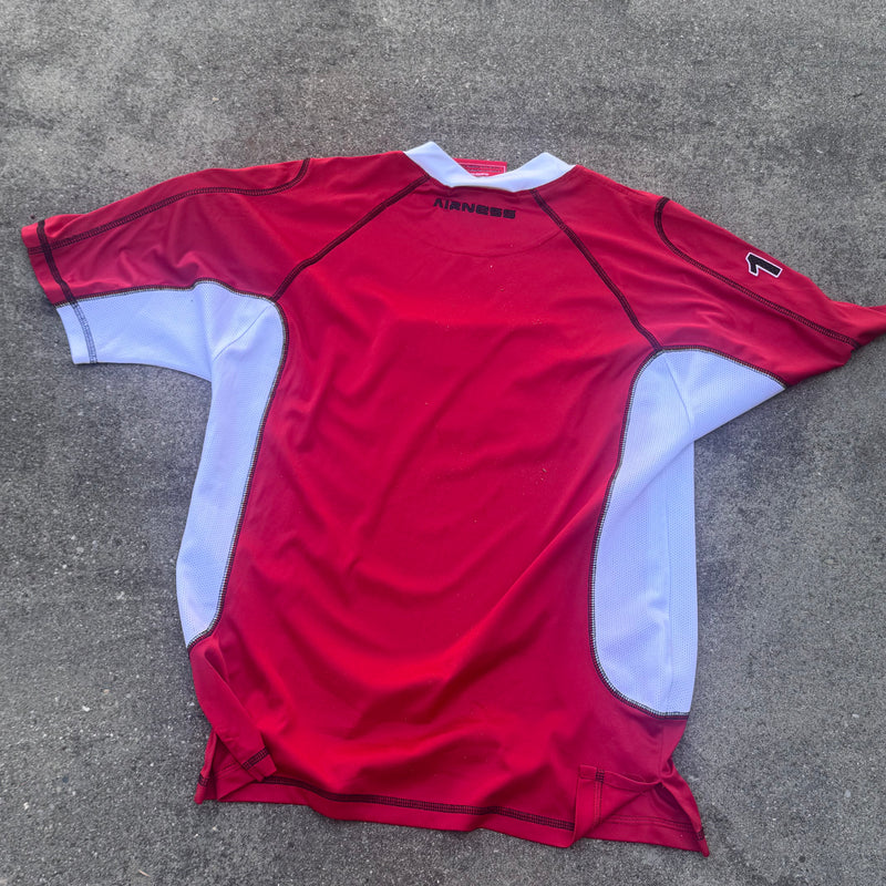 Detailansicht: Sourced limited accessories and clothes Airness streetwear 00s red T-shirt – Logo, Nähte oder Material