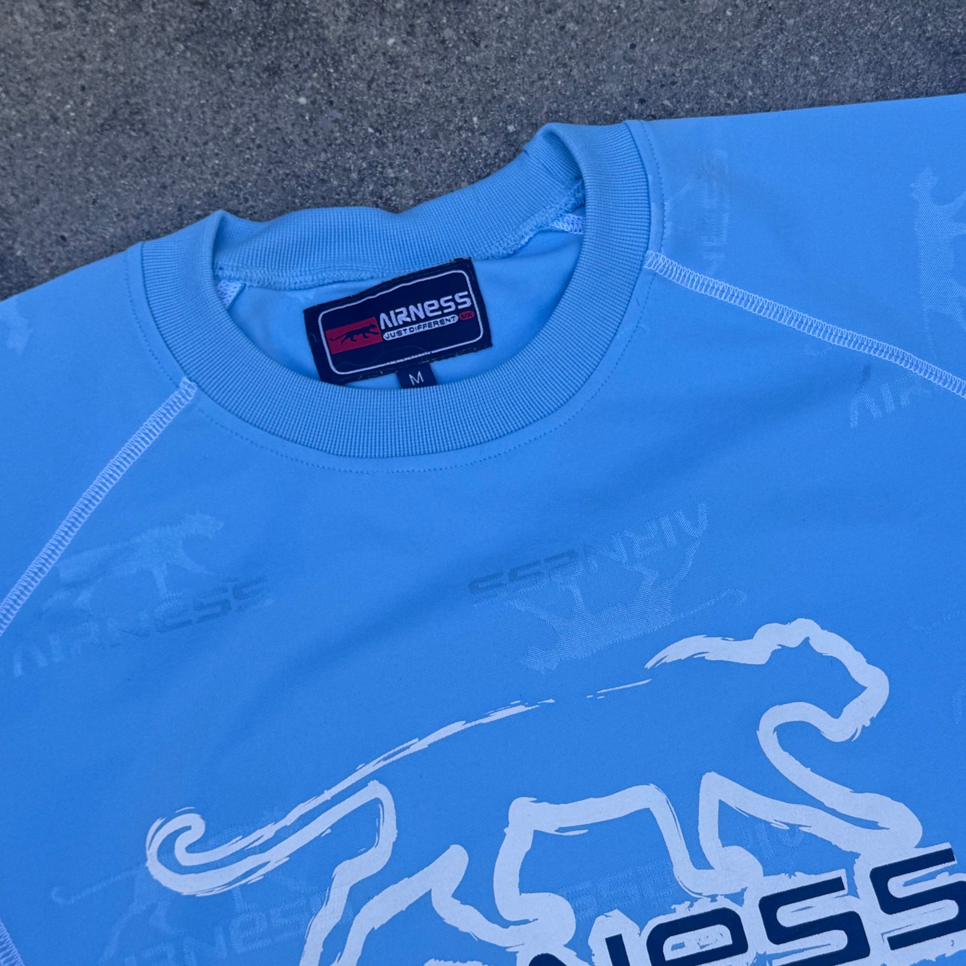 Airness streetwear 00s skyblue t-shirt – Close-up 1