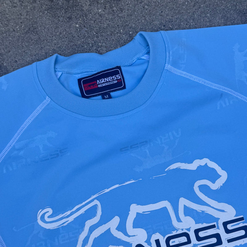 Detailansicht: Sourced limited accessories and clothes Airness streetwear 00s skyblue t-shirt – Logo, Nähte oder Material