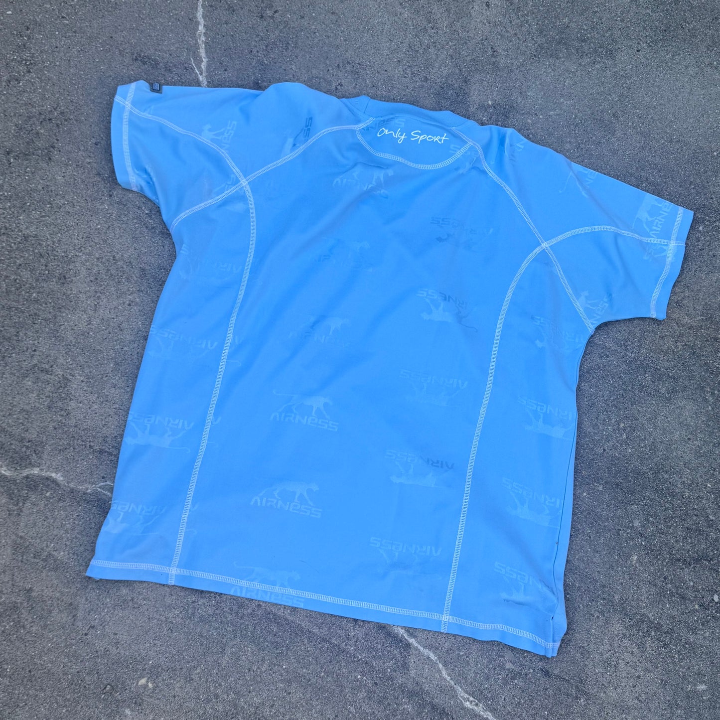 Airness streetwear 00s skyblue t-shirt – Close-up 3