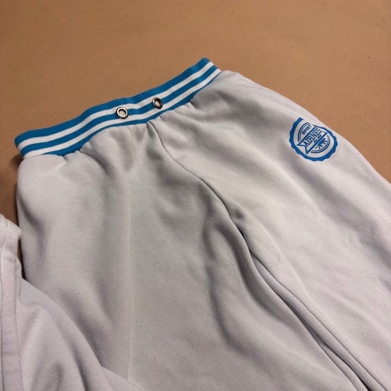 Detailansicht: Sourced limited accessories and clothes Airness streetwear 00s sweat set – Logo, Nähte oder Material