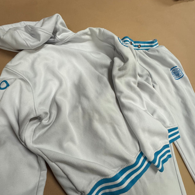 Detailansicht: Sourced limited accessories and clothes Airness streetwear 00s sweat set – Logo, Nähte oder Material