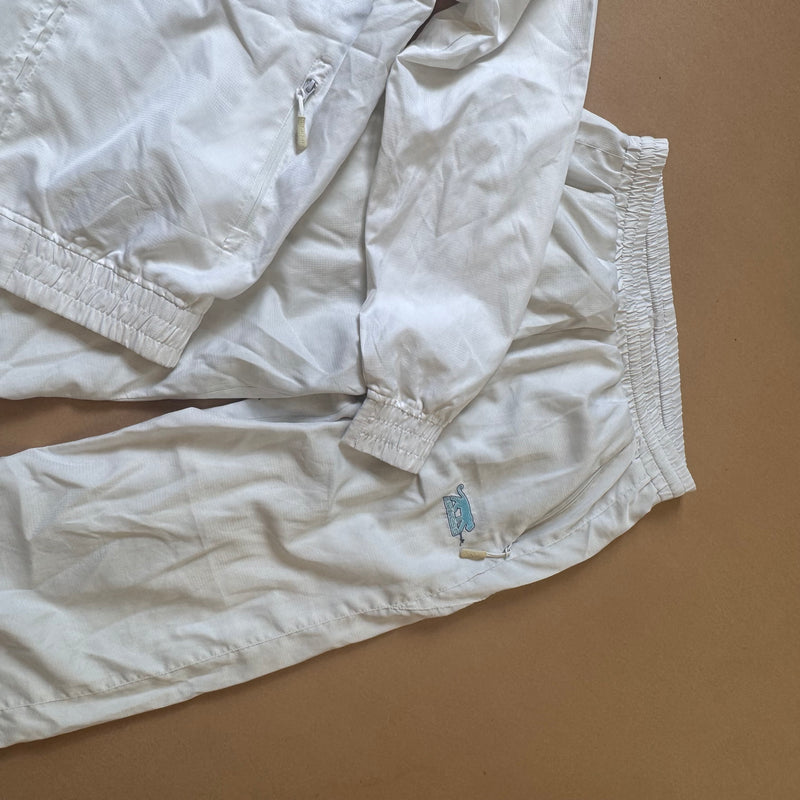 Detailansicht: Sourced limited accessories and clothes Airness streetwear 00s white track set – Logo, Nähte oder Material