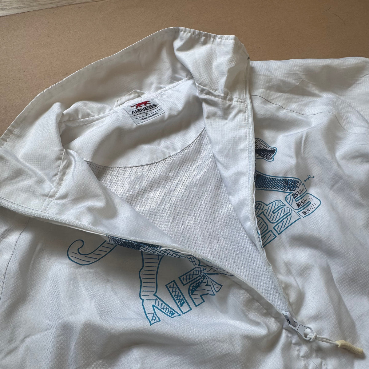 Airness streetwear 00s white track set – Close-up 3