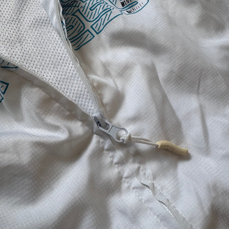 Detailansicht: Sourced limited accessories and clothes Airness streetwear 00s white track set – Logo, Nähte oder Material