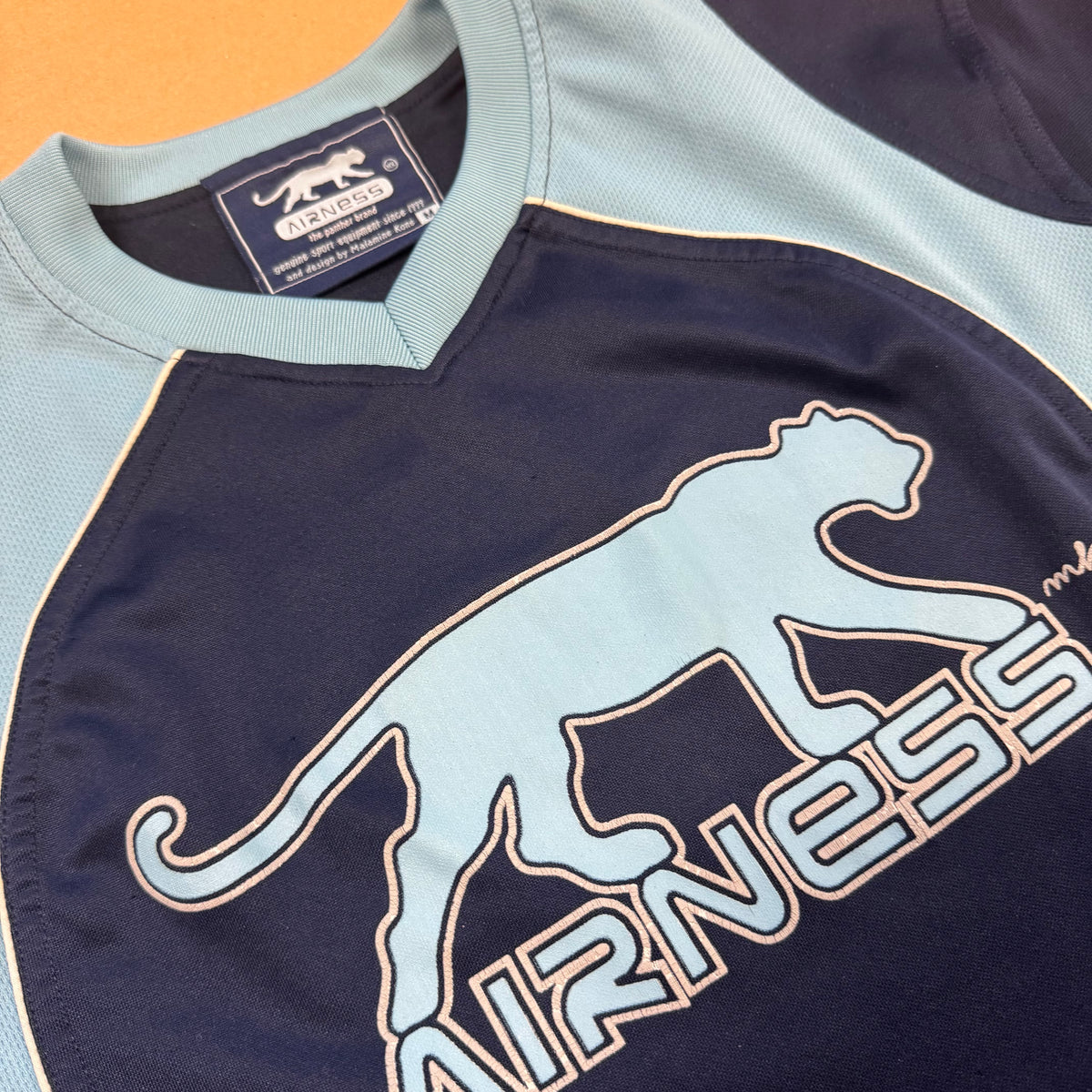 Airness streetwear blue t-shirt – Close-up 1