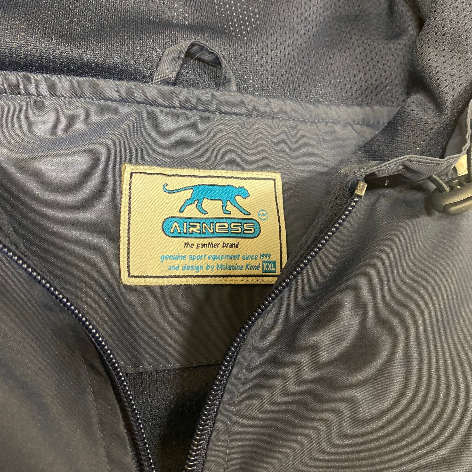 Airness streetwear style 00s rainprotective hoodie – Close-up 2