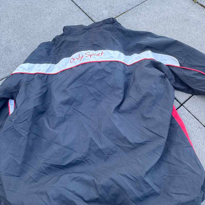 Detailansicht: Sourced limited accessories and clothes Airness streetwear style rainprotective hoodie – Logo, Nähte oder Material