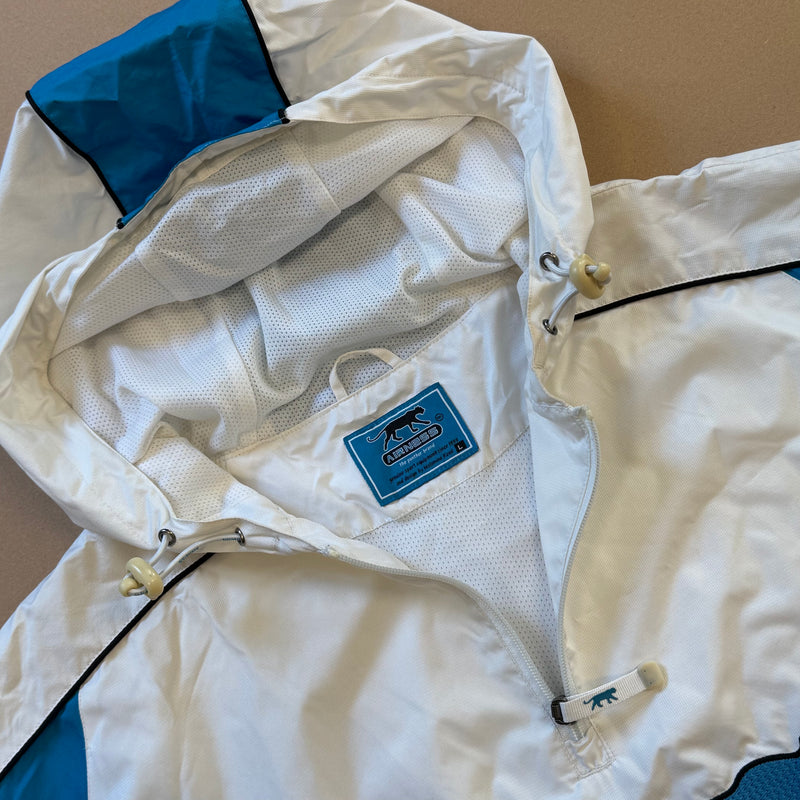 Detailansicht: Sourced limited accessories and clothes Airness vintage 00s white raincoat – Logo, Nähte oder Material