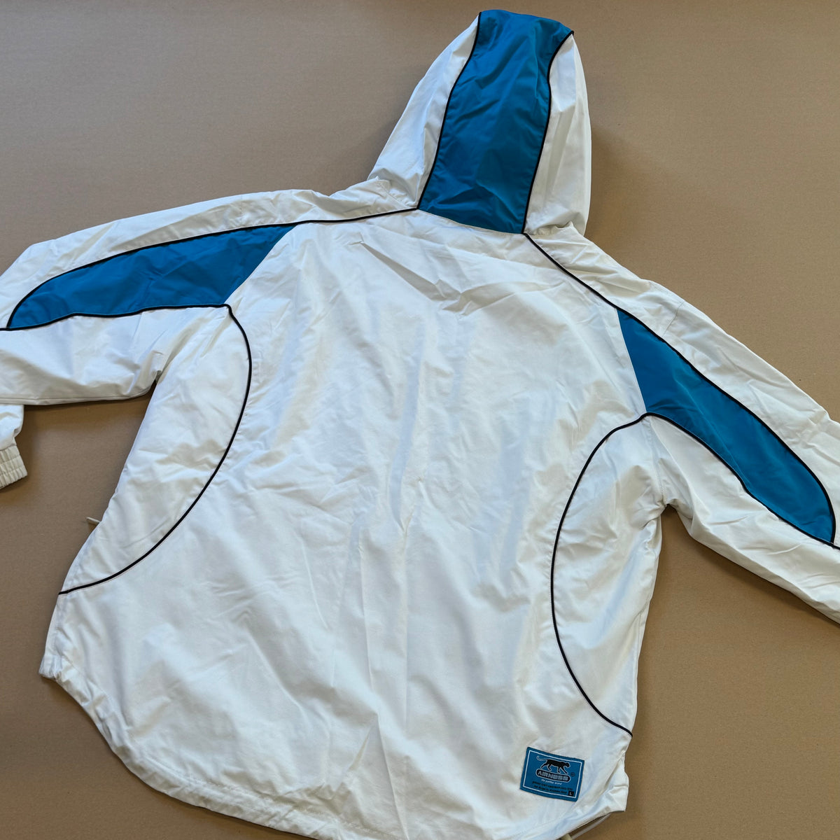 Airness vintage 00s white raincoat – Close-up 3