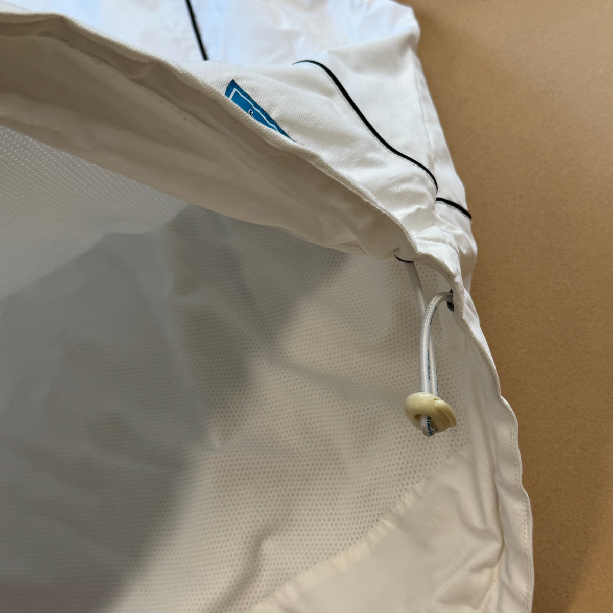 Airness vintage 00s white raincoat – Close-up 4