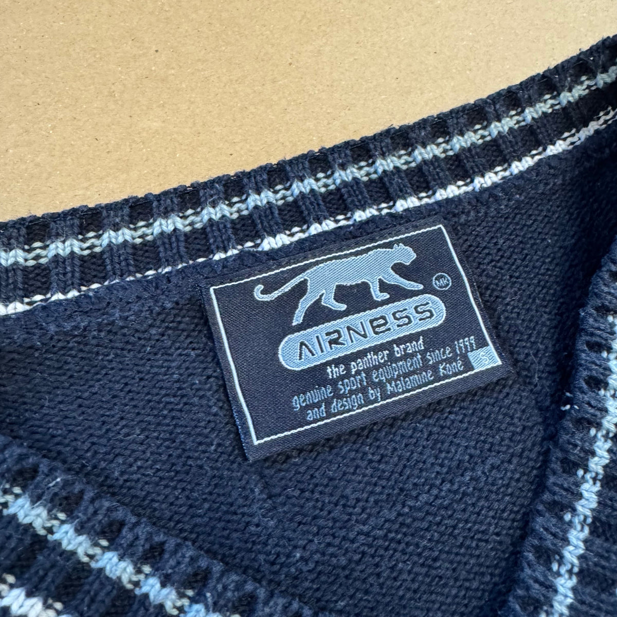 Airness vintage knitted v-neck sweatshirt – Close-up 2
