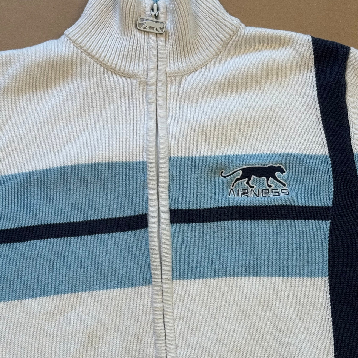 Airness vintage knitted zip-up in white – Close-up 1