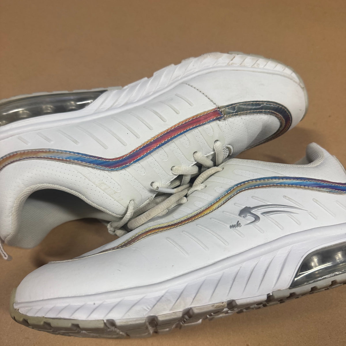 Airness vintage white women’s sneakers – Close-up 1
