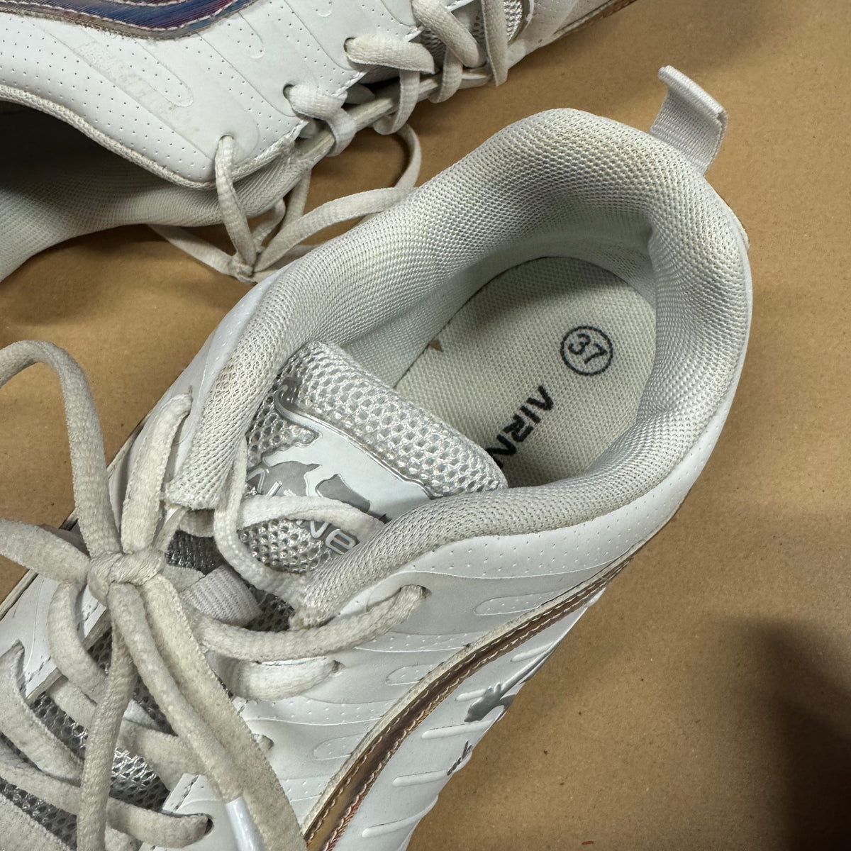 Airness vintage white women’s sneakers – Close-up 4