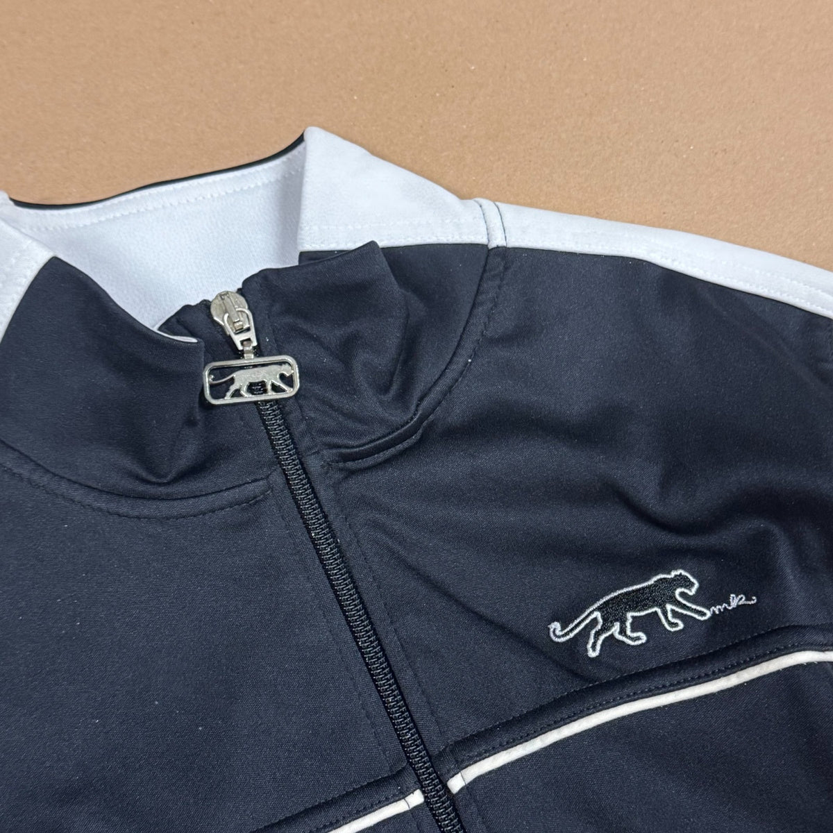 Airness Y2K retro Black Panther track jacket – Close-up 1