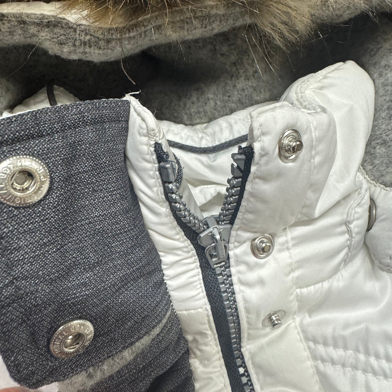 Detailansicht: Sourced limited accessories and clothes Almgwand white functional winter jacket – Logo, Nähte oder Material