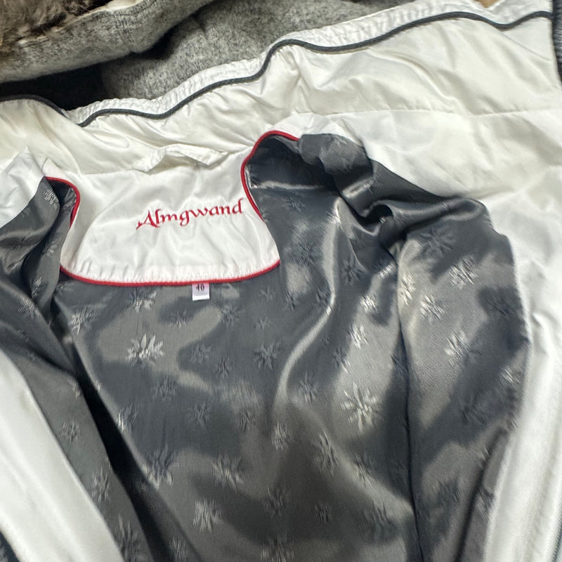 Detailansicht: Sourced limited accessories and clothes Almgwand white functional winter jacket – Logo, Nähte oder Material