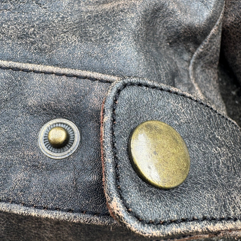 Detailansicht: Sourced limited accessories and clothes Alpinestars motorcycle vintage leather jacket – Logo, Nähte oder Material