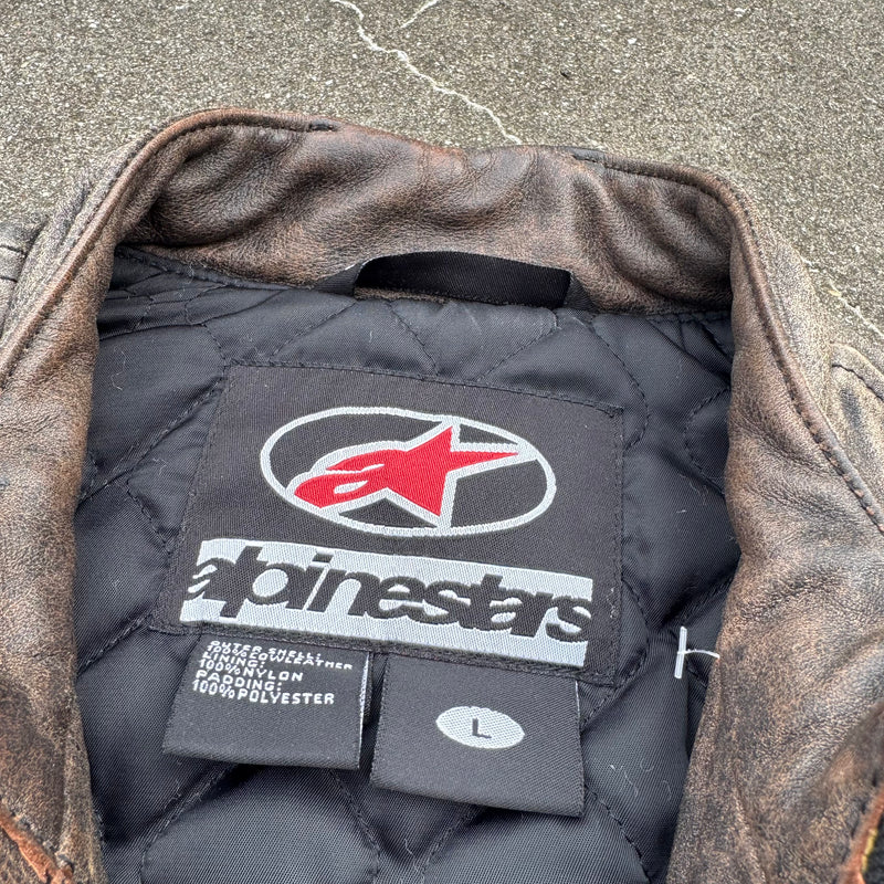 Detailansicht: Sourced limited accessories and clothes Alpinestars motorcycle vintage leather jacket – Logo, Nähte oder Material