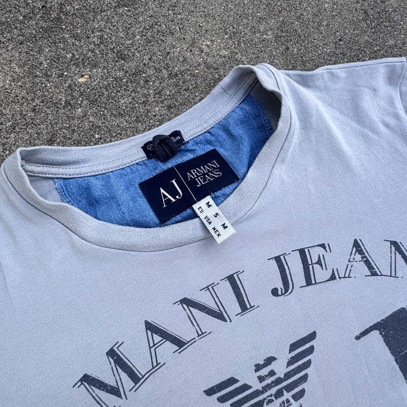 Detailansicht: Sourced limited accessories and clothes Armani Jeans Bespoke blue vintage T-shirt – Logo, Nähte oder Material